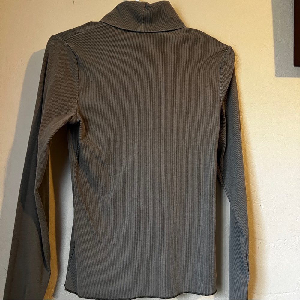 Green Turtle Neck - Picture 2 of 3